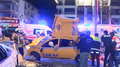 Kadıköy'de feci kaza. Aydınlatma direğine çarpan taksi takla attı: Taksideki 3 yolcu ağır yaralandı