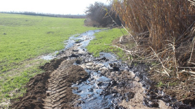 Su arıyordu petrol buldu! Manisa'da sondaj kuyusundan petrol benzeri sıvı taştı