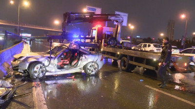Aşırı hız ölüm getirdi. İstanbul'da aşırı hız yapan lüks otomobil önce bir araca sonra da bariyerlere vurdu: Bir kişi hayatını kaybetti