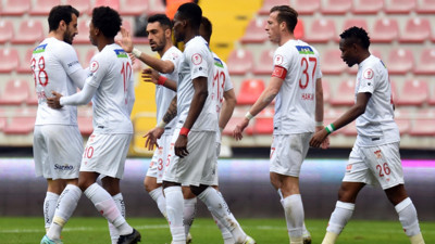 Sivasspor, Ziraat Türkiye Kupası son 16 turunda Karacabey Belediyespor'u 3-0 yenerek çeyrek finale yükseldi