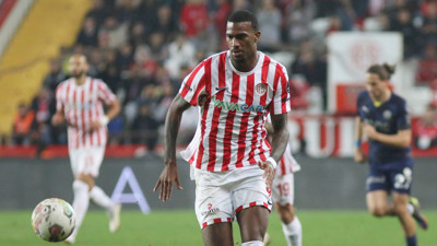 Antalyaspor'un ABD'li golcüsü Haji Wright'e teklif yağıyor. Antalyaspor Asbaşkanı Emrah Çelik, Fenerbahçe ve Galatasaray ile görüştüklerini doğruladı