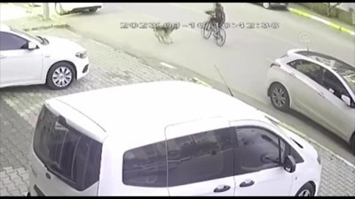 Köpekten kaçan bisikletli çocuğa otomobil çarptı. O anlar güvenlik kamerasında