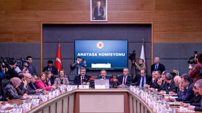 Başörtüsü düzenlemesi Anayasa Komisyonu'nda kabul edildi. 'Dini inanç' önergeleri reddedilen CHP ve İYİ Parti komisyonu terk etti