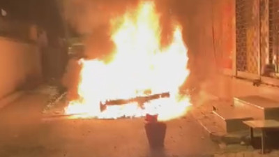 İstanbul alevlerle uyandı. Park halinde bulunan lüks araç bir anda alevlere teslim oldu kullanılamaz hale geldi