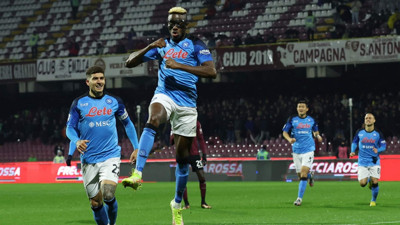 Napoli, şampiyonluğa koşuyor! Salernitana engelini 2 golle geçti