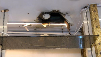 Böyle mal sahibi görülmedi. Kiracısını çıkarabilmek için tavanı deldi, sarımsaklı su döktü