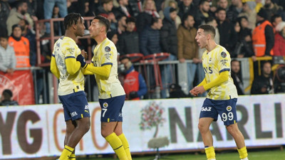 Ümraniyespor maçında Michy Batshuayi ve Emre Mor bir pozisyonun ardından tartıştı! Batshuayi'nin tepkisine Emre Mor gülerek tepki verdi