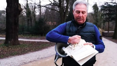 İsveç'ten sonra Hollanda'da da iğrençliğe sahne oldu! PEGIDA hareketi lideri Wagensveld Kur'an-ı Kerim yırttı. Çirkin provokasyona Dışişleri tepkisiz kalmadı