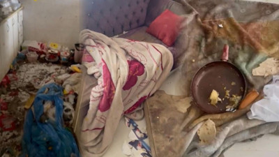 İstanbul'da çöp ev şoku. Anneleri terk etmişti oturdukları daire adeta çöp eve döndü 3, 4 ve 7 yaşlarındaki erkek kardeşler korumaya alındı