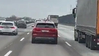 Türkiye'nin yerli ve milli otomobili Togg, Almanya'nın Frankfurt şehrinde trafikte seyir halinde görüntülendi