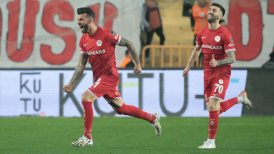 Antalyaspor haftalar sonra galibiyeti hatırladı. Nuri Şahin'in ekibi Ümraniyespor'u 90+2. dakikada bulduğu golle 3-2 mağlup etti
