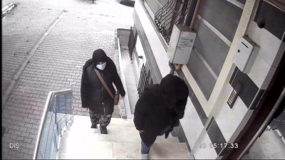 Suç makinesi kadınlar kameralara böyle yakalandı. Apartmanları gezip soyuyorlardı 31 ayrı suçtan 105 yıl kesinleşmiş hapis cezası olduğu ortaya çıktı