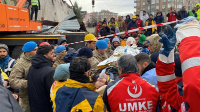 Enkaz altından çifte mucize. Depremden 31 saat sonra kurtarılmıştı, ikinci müjde geldi: Kocası da enkaz altından 32 saat sonra çıkarıldı