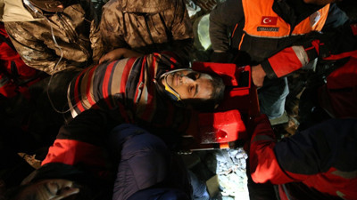 Bir mucize haberi de Osmaniye'den geldi. Yıkılan 40 dairelik  binanın enkazından 26 saat sonra yaralı kurtarıldı: Gökyüzüne mucize bakış