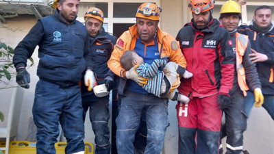 78 saat boyunca enkaz altındaydı: 2 yaşındaki Mehmet sonunda enkazdan kurtarıldı