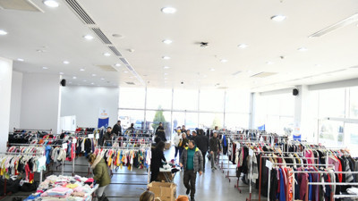 Antalya'da depremzedeler için ücretsiz mağaza açıldı. Depremden etkilenen vatandaşların tüm ihtiyaçları ücretsiz karşılanacak