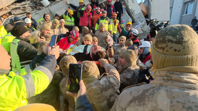 Termal cihazlarla 7 kişinin canlı olduğu tespit edildi. 30 yaşındaki mühendis depremden 100 saat sonra enkazdan çıkarıldı