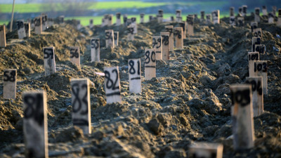 Mezar taşlarına isim yerine numara. Hatay'ın Antakya ilçesinde, 'deprem mezarlığı' oluşturuldu