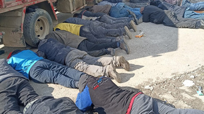 Bir yanda enkazdan bir ses daha duymaya çalışan ekipler, bir yanda enkazdan 3 kuruş elde etmeye çalışan insafsızlar! 20 kişi işte böyle yakalandı!