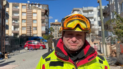 Küçük kızı enkazdan sağ çıkaran Macar görevli, mucize anlarını anlatırken gözyaşlarına boğuldu