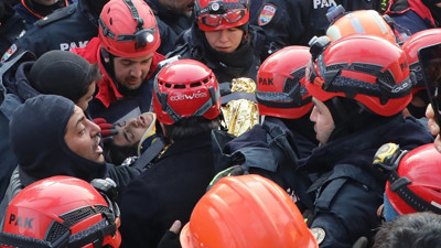 Bir mucize daha! Kahramanmaraş'ta bir genç kız enkaz altından 133 saat sonra sağ olarak kurtarıldı