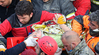 Zamana direndi, 12 yaşındaki çocuk 182 saat yaşama tutundu! İşte büyük bir mucize daha