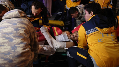 Enkaz altından çıkarılan depremzedelerin nakli devam ediyor: 49 kişi İstanbul'a getirildi