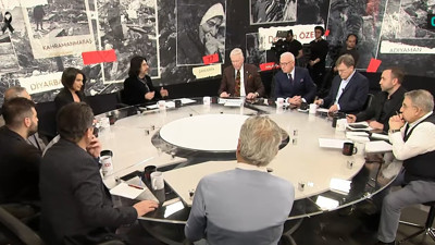 Okan Bayülgen'den tv100 ekranlarında deprem özel yayını. Kahramanmaraş'ta yaşanan deprem felaketini yerinde gören tv100 ekibi izlenimlerini paylaşmak için bir araya geldi