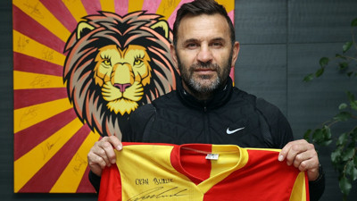 Okan Buruk, depremzedeler yararına futbolculuk döneminde giydiği imzalı Galatasaray ve Inter formalarını bağışladı