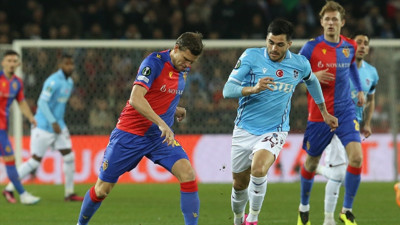 Basel Trabzonspor maçındaki dikkat çeken pankart kameralara yansıdı: Kardeşlerimiz üşüdüğünde biz donarız