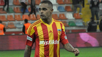 Tüm dünya eski Kayserisporlu Welliton'u konuşuyor! Welliton'un eski eşine şiddet uyguladığı görüntüler ortaya çıktı. Eski eşi şiddetin fotoğraflarını yayınladı