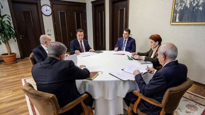 Altılı Masa toplantısının ardından CHP ve İYİ Partililerden peş peşe açıklamalar. Kılıçdaroğlu'nun adaylığına İYİ Parti karşı mı çıkıyor?