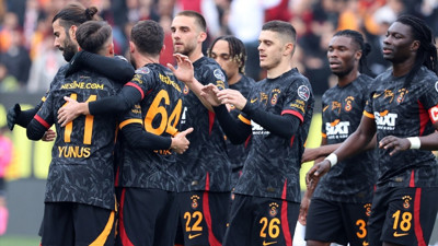 Galatasaray kadrosunda büyük değişim yaşanacak! Victor Nelsson, Bafetimbi Gomis ve dört yıldız isimle daha yollar ayrılıyor