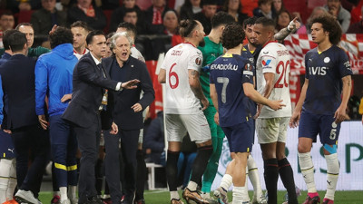 İspanya'da büyük skandal yaşandı. Polis, tribünde bulunan Fenerbahçe taraftarına copla saldırdı