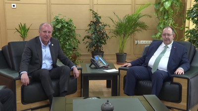 FLAŞ! Muharrem İnce o adımı attı. Cumhurbaşkanlığı adaylığı için YSK'ya başvurdu. İnce seçimin ikinci tura kalacağını söyledi ve yüzde 60'la kazanacağını duyurdu