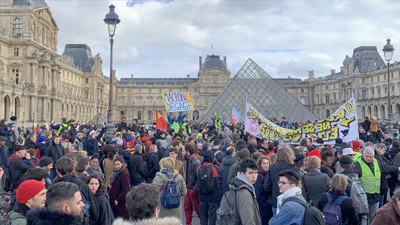 Emeklilik yaşı 2 yıl daha uzadı! Emeklilik yasasında sona gelindi. Yüzbinler sokağa döküldü, önerge kabul edilmedi ama yasalaştı!