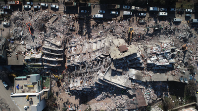 Enkaz altında kalan bir gencin anıları çalınır mı? Evladını kaybeden bir babaya bu nasıl yapılır? tv100.com yazarı Özkan Tamirak bir depremzede babanın yaşadıklarını kaleme aldı