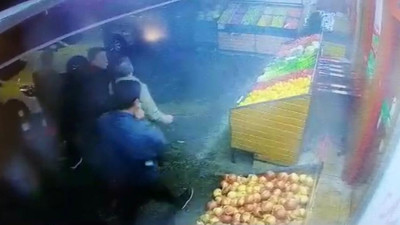 Sokak ortasında arkadaşıyla birbirine girdi: Önce tekme tokat saldırdı sonra bacağından bıçakladı