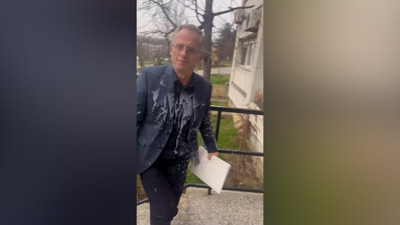 Başbakan Yardımcısına içecek ve pastalı saldırı