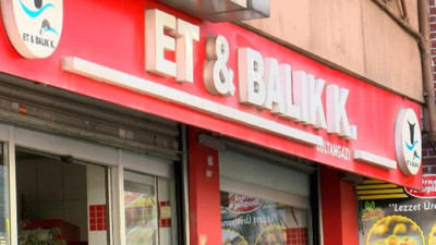 Kasabın tabela oyunu. Dükkanın tabelasını devlet kurumununkine benzetti. Kasaba giren bazı müşteriler duruma tepki gösterdi