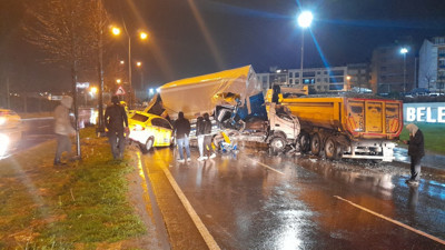 İstanbul'da feci kaza. Park halindeki hafriyat kamyonuna çarptı: Taksi savrulan kamyonetle çarpıştı yol trafiğe kapandı
