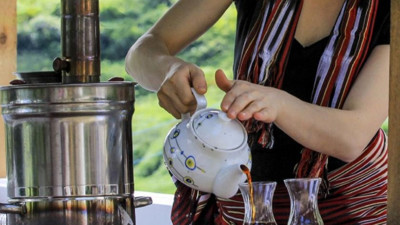 Çayı sakın böyle demlemeyin! Sofraların akşamların vazgeçilmezi çayı demlerken bu hataya düşmeyin. Çay değil zehir demliyorsunuz. Çok zararlı olduğu ortaya çıktı. Doğru sandığınız o hata