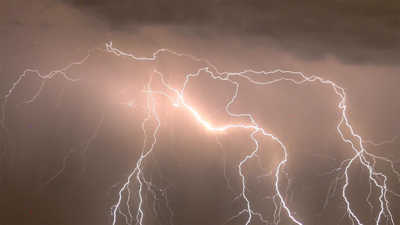 Halı sahada yıldırım faciası. Halı sahada maç yapıldığı sırada yıldırım düştü: Sahadaki 5 kişi hayatını kaybetti, 15 kişi hastaneye kaldırıldı