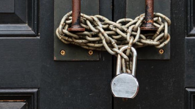 Artan enflasyon ve faizler ekonomiyi olumsuz etkiliyor. Avrupa'da bazı şirketler giderlerini kısmak için elemanlarını işten çıkarıyor