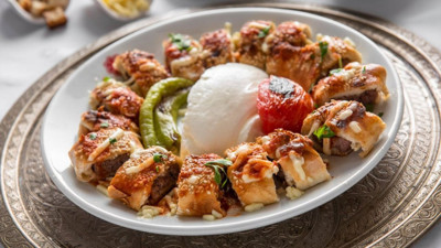 Tadına doyum olmayan tarif. Yoğurtlu beyti kebabı nasıl yapılır. Beyti kebabı malzemeleri neler. Beyti kebabı kaç dakikada pişirilir. Beyti kebabı yapılışı