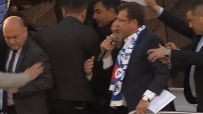 Erzurum'da Ekrem İmamoğlu'nun otobüsüne saldırı. İmamoğlu mitingi yarıda bırakarak alandan ayrıldı. İşte saldırı anının görüntüsü...