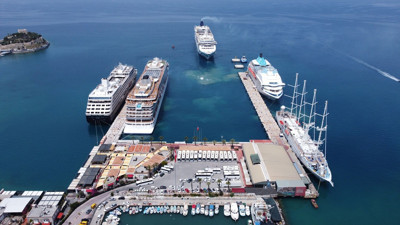 Kuşadası'na akın ettiler. Ege Port Kuşadası'na yanaşan 5 kruvaziyer ilçeye 7 bin 500'den fazla turist getirdi: Antik kentlere akın ettiler
