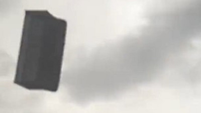 Fırtına başkenti vurdu. Ankara bu görüntüleri konuşuyor. Bir koltuğun uçtuğu görüntüler sosyal medyada gündem oldu