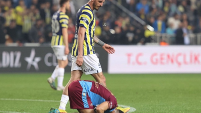Trabzonspor'dan çok sert 'tükürük' tepkisi. Gol sevincinde secde eden Trezeguet'in yanından geçen Fenerbahçeli Samet Akaydın tükürdü mü? Fenerbahçe de çok sert açıklama yaptı