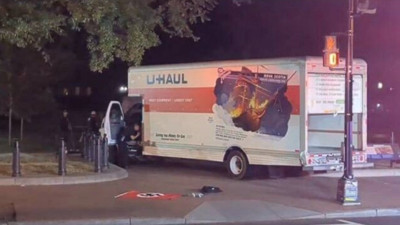 Washington'da hareketli dakikalar. Bariyerlere çarpan araçtan Nazi bayrağı çıktı. Sürücü gözaltına alındı